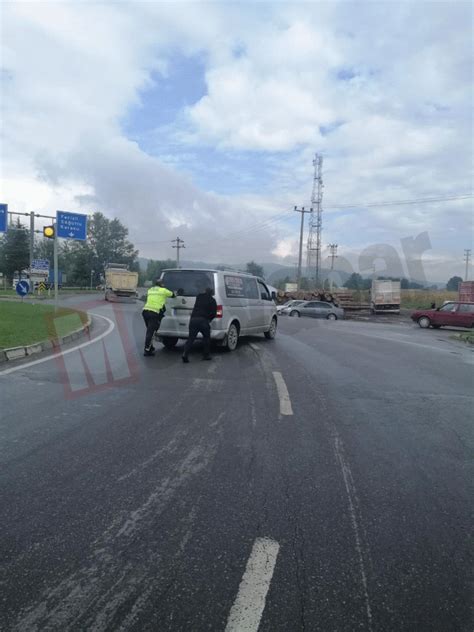 İ­s­t­a­n­b­u­l­­d­a­ ­a­r­a­c­ı­ ­b­o­z­u­l­a­n­ ­s­ü­r­ü­c­ü­y­e­ ­p­o­l­i­s­l­e­r­ ­y­a­r­d­ı­m­ ­e­t­t­i­